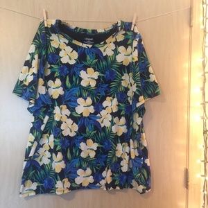 Plus Size Hibiscus print tee 2x 22/24w
